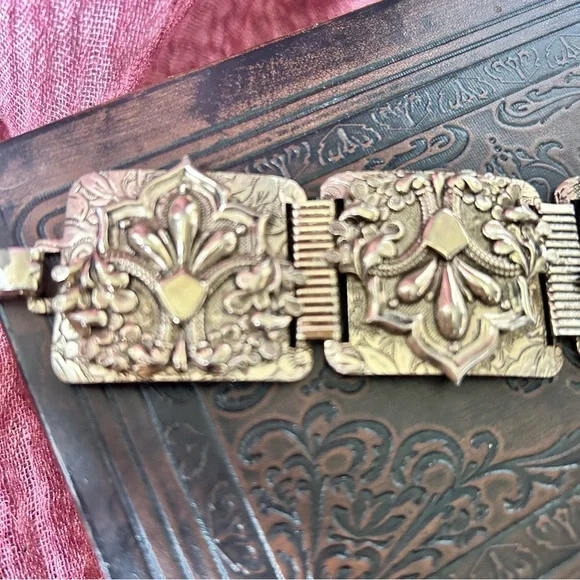 Vintage Art Nouveau Romantic Fleur de Lis Gold Metal Bracelet - Picture 2 of 5